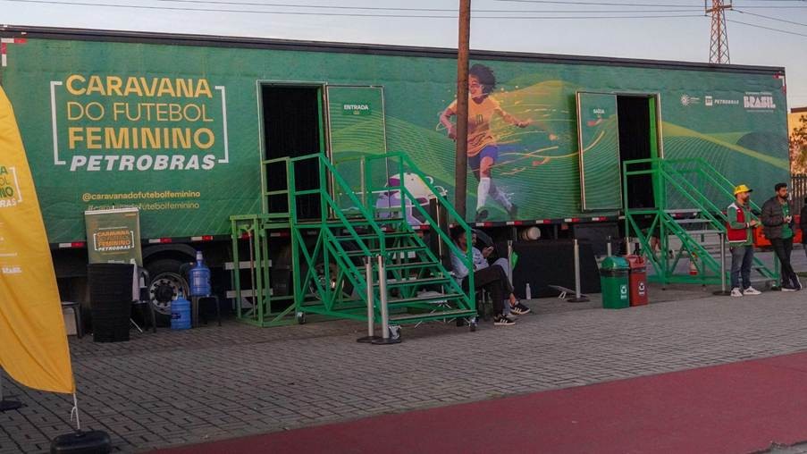 Caminhão da Caravana do Futebol Feminino Petrobras